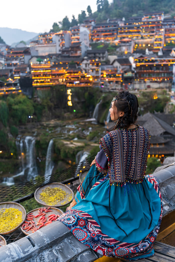 Una joven viendo la ciudad de lijiang, China