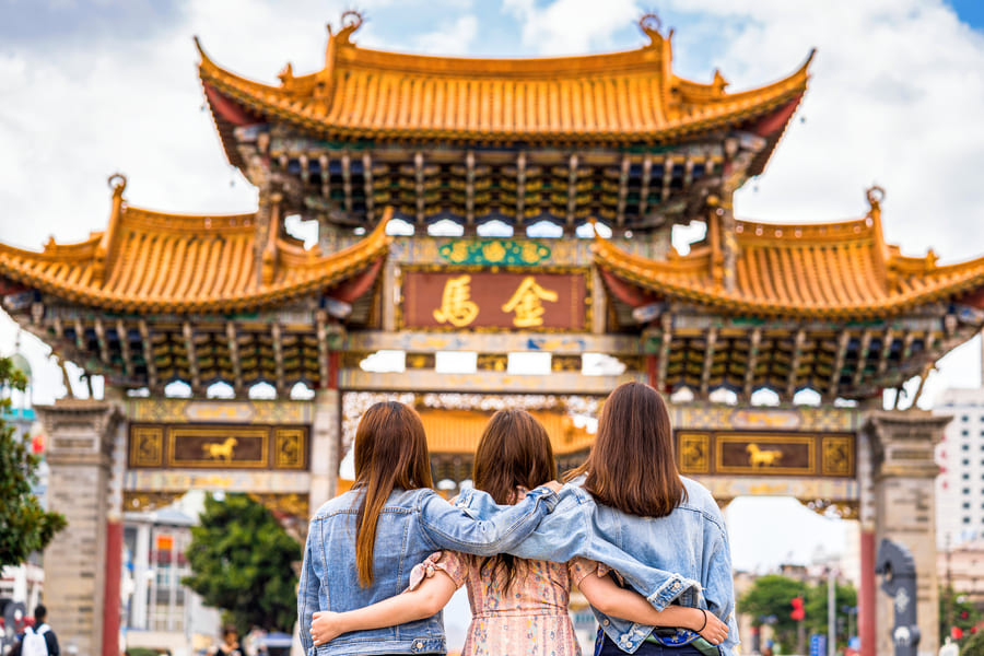 Tres mujeres de viaje en China, observando un templo.